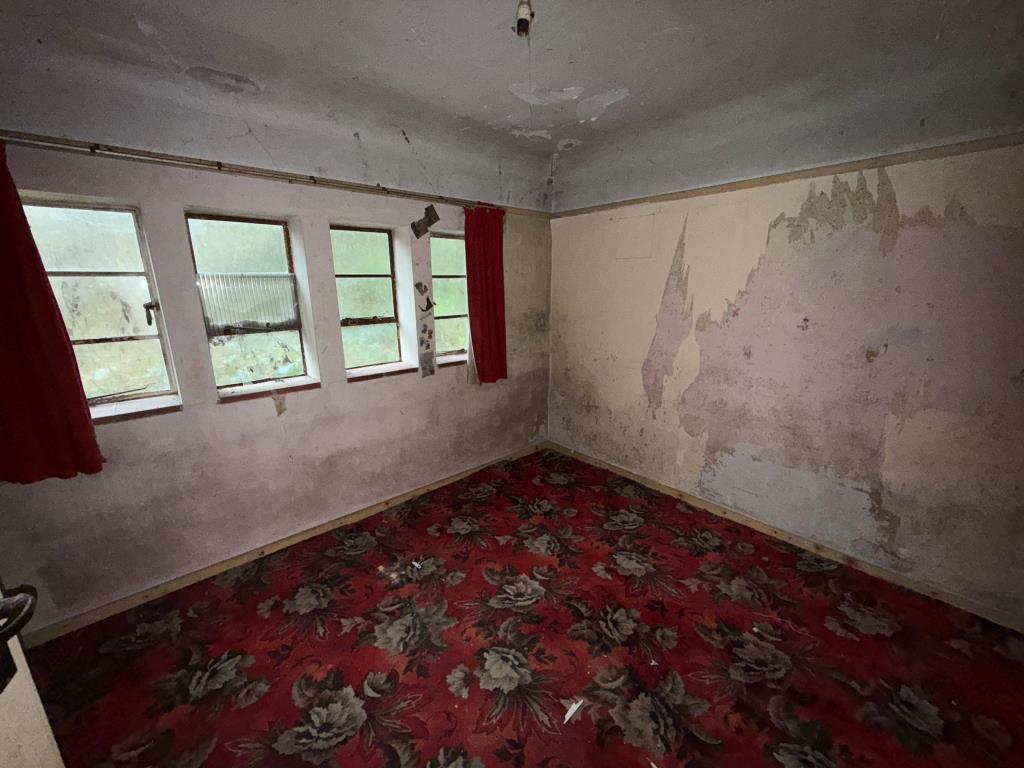 Lot: 103 - DETACHED BUNGALOW WITH POTENTIAL - Bedroom